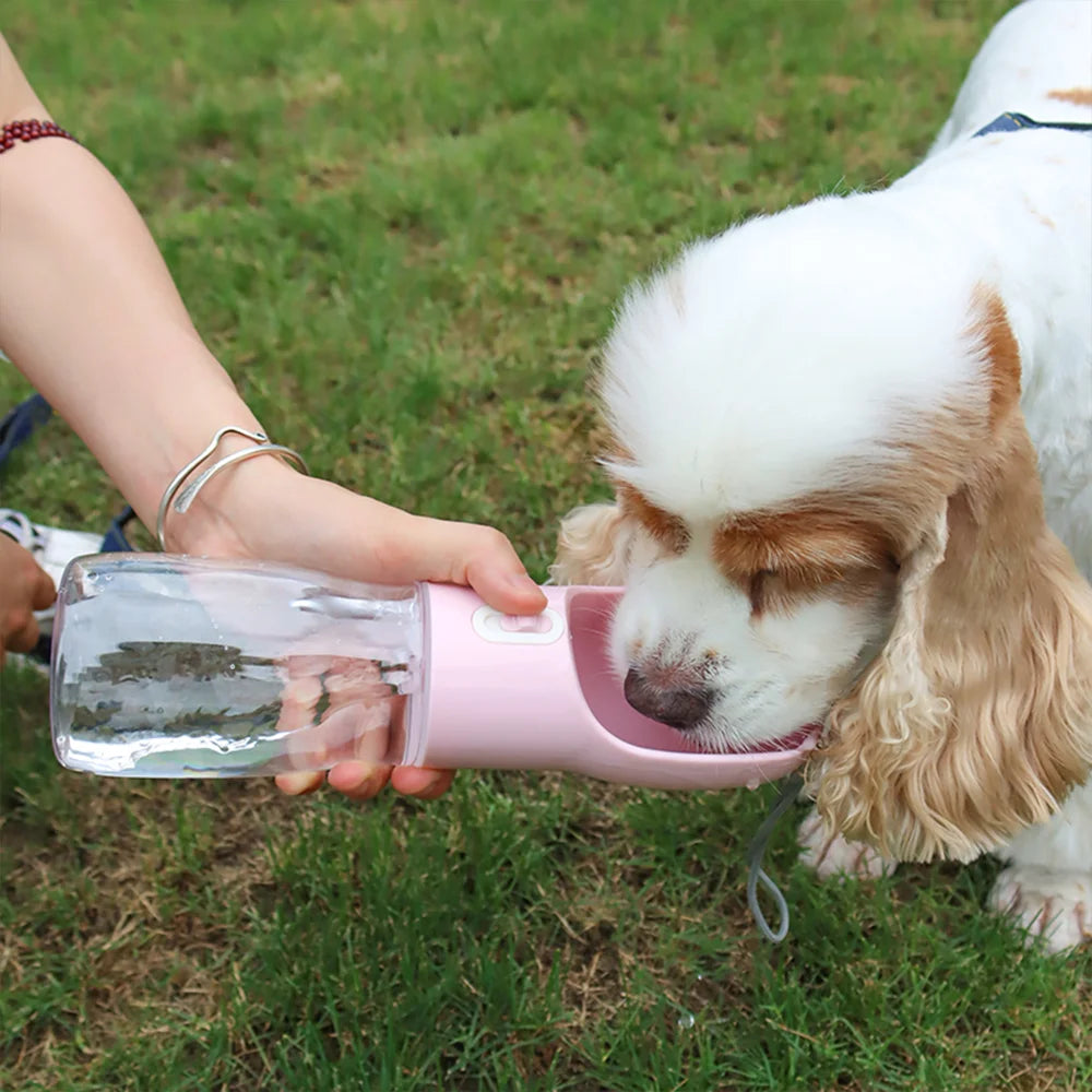 Tragbare Wasserflasche für Hunde – Auslaufsicher & Einhändig bedienbar